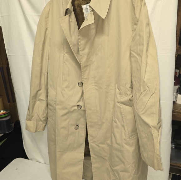 London Fog Tan Trench Coat Classic Tailored Design.............(Size 42 Long) - Picture 9 of 9